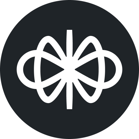 Ikona Voiceflow - Białe, symetryczne logo przypominające splątane pętle lub stylizowany atom, z pionową linią pośrodku, umieszczone na ciemnym, okrągłym tle w odcieniu grafitowo-granatowym.